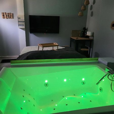 Chambre Privative Avec Baignoire Balneo Crespin  Buitenkant foto