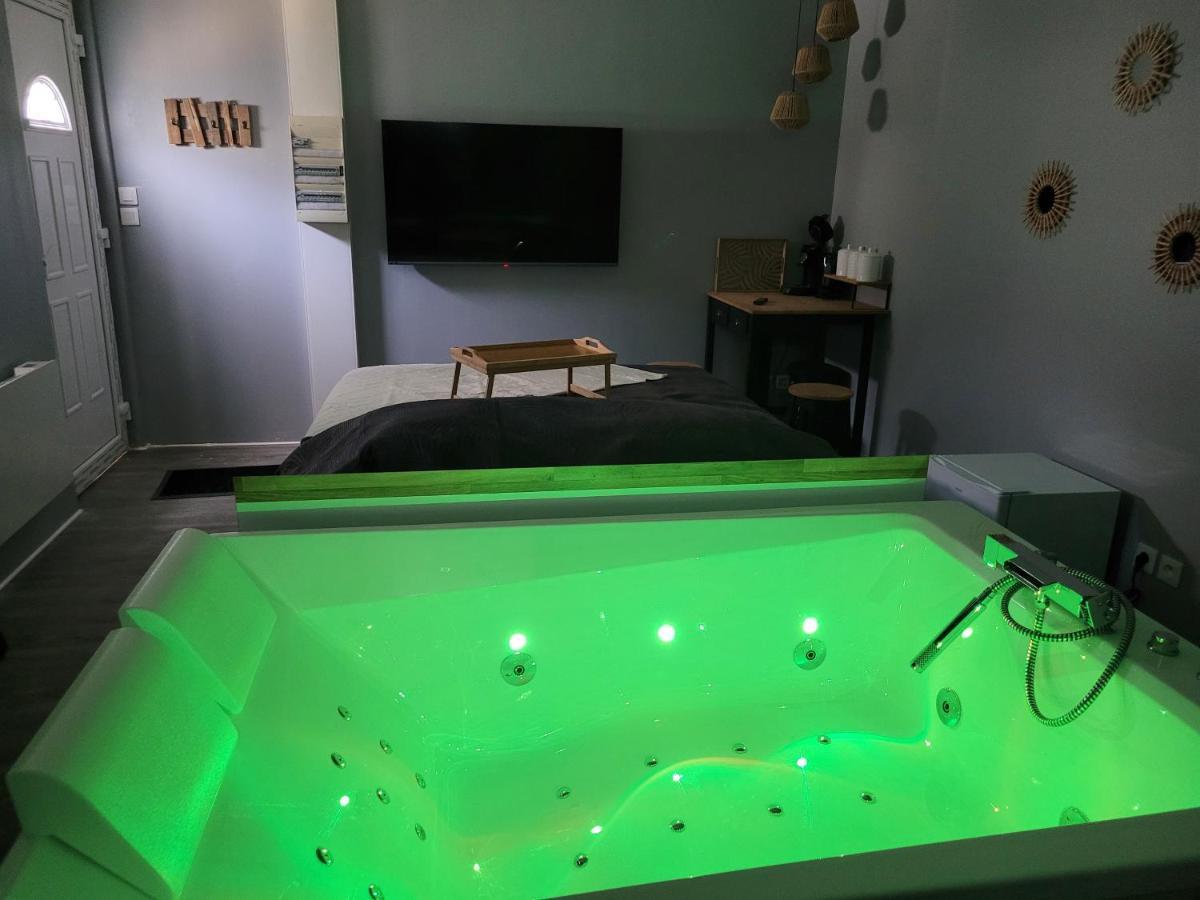 Chambre Privative Avec Baignoire Balneo Crespin  Buitenkant foto