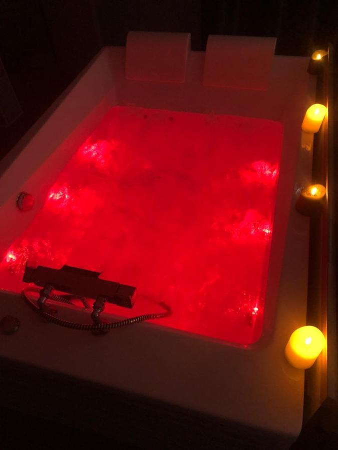 Chambre Privative Avec Baignoire Balneo Crespin  Buitenkant foto